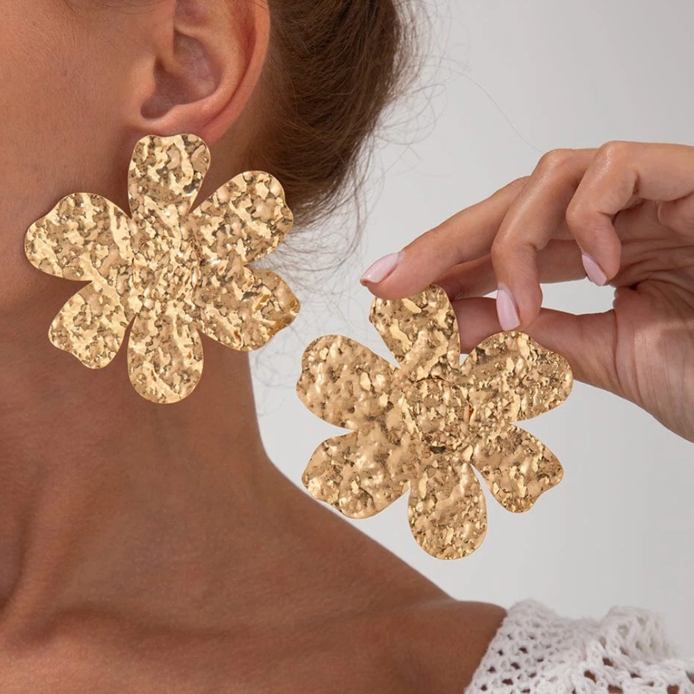 *NEW* ZARA HAMMERED GOLD MAXI FLORAL EARRINGS - Picture 3 of 5